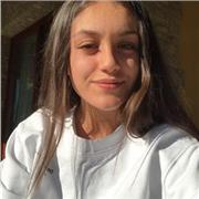 Studentessa universitaria offre il suo aiuto per fare i compiti e studiare